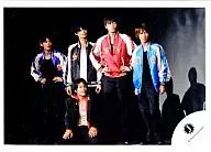 Kansai International Johnnys Jr. / Group (5 people) / Horizontal type, sitting in Kiriyama. Costume Black, Kikuoka Costume Blue, Background Black / Official Official photo