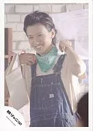 Kanjani Eight / Tadayoshi Okura / Upper body / Overalls black / T-shirt white / Scarf green / Both hands above shoulders / Right hand paper bag / Official Official photo