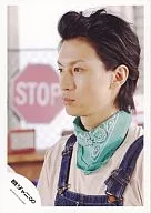 Kanjani Eight / Tadayoshi Okura / Bust up / Overalls black / T-Shirt white / Scarf green / left facing / Sign "STOP" / Official Official photo