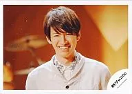 Kanjani Eight / Tadayoshi Okura / Horizontal, Bust up, Jacket white, Smile, Background brown / Official Official photo