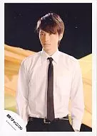 Kanjani Eight / Tadayoshi Okura / Upper Body / Shirt White / Tie Black / Eye Point Left / Background Black Yellow / Official Official photo