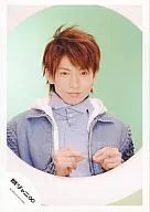 Kanjani Eight / Tadayoshi Okura / Bust up / Denim jacket / Shirt light blue / Both hands front / Background green / Official Official photo