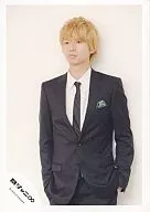 Kanjani Eight / Tadayoshi Okura / Above-the-knee / Suit black / Shirt white / Tie black / Right hand pocket / Background white / Official Official photo