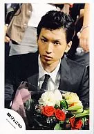 Kanjani Eight / Tadayoshi Okura / Bust up / Jacket black / Tie black / Bouquet in left hand / Person behind / Official Official photo