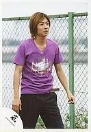 Arashi / Masaki Aiba / Above-the-knee ・ Costume T-shirt purple ・ Pants black ・ Background fence / Official Official photo