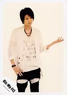 Kis-My-Ft2 / Wataru Yokoo / Above Knee / Costume White / Black / Right Hand Waist / Left Hand Par / Background White / Official Official photo