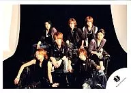 Kis-My-Ft2 / Gather (7 people) / Horizontal ・ Costume black ・ Sitting ・ Body facing left ・ Background black / Official Official photo