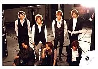 Kis-My-Ft2 / Gather (7 people) / Horizontal ・ Costume Black ・ Yokoo ・ Fujigaya ・ Kitayama Sitting ・ White Shirt ・ Vest Black ・ Background Black ・ Gray / Official Official photo