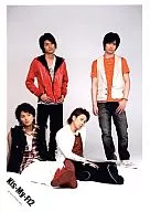 Kis-My-Ft2 / Fujigaya / Yokoo / Kitayama / Miyata / Whole body / Fujigaya / Kitayama sitting / Background grey / Yokoo red jacket / Official Official photo