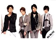 Kis-My-Ft2/藤穀・北山・橫尾・宮田/橫型・膝上・服裝黑色・灰色・黑色披肩・藤穀左手腕元/官方生寫真