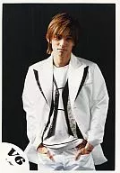 V6 / Ken Miyake / Above-the-knee ・ Costume white ・ Pocket for both hands ・ Background black / Official Official photo