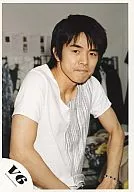 V6 / Yoshihiko INOHARA / Upper Body / Shirt White / Body Facing Right / Both Hands Below / Mouth Closed / Official Official photo