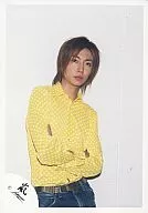 嵐/相葉雅紀/上半身・衣装黄色・水玉柄・腕組み・背景白/公式生写真