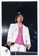 Arashi / Masaki Aiba / Live Photo / Knee-Top / Costume White / Inner Pink / Right Hand Microphone / Official Official photo