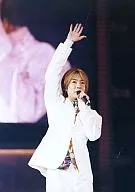 Arashi / Masaki Aiba / Live Photo / Knee-Up / Costume White / Left Hand Microphone / Right Hand Lift / Unframed / "How's it going?" / Official Official photo