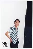 SMAP / Tsuyoshi Kusanagi / Above-knee / Costume Shirt blue and white / Both hands waist / Background black and white / Official Official photo