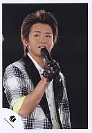 Johnnys / Satoshi Ohno / Live photo / Upper body / Costume black and white / Right hand microphone / Background black / Official Official photo