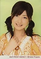 Berryz Kobo / Yurina Kumai / Costume Orange / Upper Body / Background Yellow-Green / Official Official photo