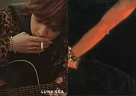 Luna Sea / Inoran / Regular Card / Bust Up / Costume Leopard Pattern / Right Hand Tobacco / Left Hand Guitar / Scarf / Luna Sea Trading Card