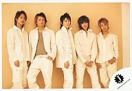 KAT-TUN/集合(5人)·赤西·田中·中丸·龟梨·上田/横型·膝上·服装白色·田中右手口袋·赤西双手套·背景茶黄色/官方生写真