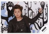 Arashi / Satoshi Ohno / Horizontal ・ Bust up ・ Costume black ・ Left side wall ・ Background white ・ Light blue / Official Official photo