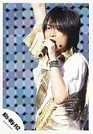 Kis-My-Ft2 / Yuta Tamamori / Live Photo / Upper Body / Costume White / Gold / Left Hand Microphone / Right Hand Lift / Official Official photo