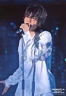 Hey! Say! JUMP / Ryosuke Yamada / Live Photo / Upper Body / Costume White / Left Hand Microphone / Mai Kui Stand, Background Black / JOHNNYS' Jr. Hey Say 07 in YOKOHAMA ARENA