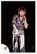 Arashi / Sho Sakurai / Live Photo / Knee-Top / Purple Shirt / Left Hand Microphone / Right Hand Par / Background Black / Official Official photo