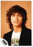 TOKIO/長瀬智也/バストアップ・衣装黒・インナー白・背景オレンジ/公式生写真