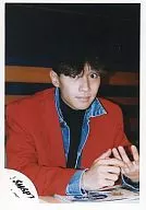 SMAP/中居正広/バストアップ・ジャケット赤・座り・帽子黒・背景黒・茶/公式生写真