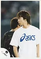 Arashi / Sho Sakurai / Upper Body / Costume T-shirt White / Blue / Background Outdoor / Official Official photo