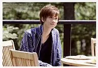 馬場良馬(三洲新)/托胸·襯衫條紋藍色·打底衫黑色·坐姿·視線右側·背景綠色/電影