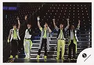 Arashi / Assembly (5 people) / Live Photo, Horizontal, Whole body, Costume Yellowish Green, Center Matsumoto. Left Hand Microphone / Official Official photo