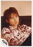 Kinki Kids / Koichi Domoto / Bust up ・ Costume flower pattern (red and white) ・ Background white brown ・ Eye-point right / Official Official photo