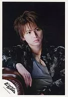 Kinki Kids / Koichi Domoto / Bust up / Costume Black / Inner Gray / Right Hand Handrail / Background Black / Official Official photo