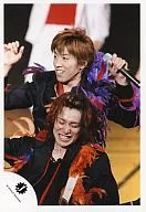 Kanjani Eight / Akihiro Yasuda / Shingo Murakami / Live Photo / Costume Black and Red / Feather Ornament / Murakami Raised Both Hands / Left Hand Microphone / Official Official photo