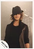 KAT TUN / Akanishi Jin / Upper body / Costume black / Cap black / Eye line right / Background steel frame / Official Official photo