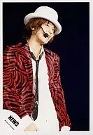 NEWS / Yuya Tegoshi / Live Photo / Upper Body / Costume Zebra Pattern Red / Black / Hat White / Tie Background Black / Official Official photo