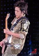 嵐/二宮和也/現場照片・膝上・服裝卡其布・吉他・背景黑白/ARASHI FIRST CONCERT 2006 in Soul