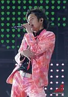 Arashi / Kazuya Ninomiya / Live Photo / Above the Knee / Costume Pink Orange / Left Hand Microphone / Background Black Green / ARASHI FIRST CONCERT 2006 in Soul