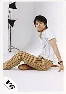 V6 / Inohara Yoshihiko / Sitting on the floor / Above the knees / Costume white / Stripe pattern Subon yellow / Background white / Body facing left / Official Official photo