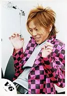 V6 / Takeshi Morita / Upper Body / Jacket Pink Black / Check Pattern / Inner Gray / Left Facing / Bent fingers of both hands / White Background / Official Official photo