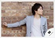 V6 / Hiroshi Nagano / Horizontal ・ Upper body ・ Costume gray white ・ Right hand spread ・ Background brick / Official Official photo