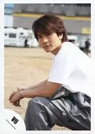 V6 / Hiroshi Nagano / Knee-Up / Sitting / T-Shirt white / Pants gray / Body facing left / Lawn / Official Official photo