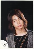 嵐/松本潤/バストアップ・衣装黒・ベスト・顔傾げ・背景黒/公式生写真