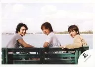 Arashi / Matsujun / Masaki Aiba / Kazuya Ninomiya / Horizontal / Sitting on a green bench / Turning / Outdoor / Center Aiba / Official Official photo