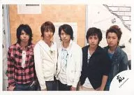 Arashi / Assembly (5 persons) / Horizontal, Upper body, Center Sakurai, Matumoto Costume Check Pattern Pink. Both Hands Pocket / Official Official photo