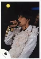 Kanjani Eight / Ryo Nishikido / Live Photo / Upper Body / Costume White / Fur / Left Facing / Right Hand Microphone / Background Black / Official Official photo