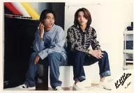 Kinki Kids/堂本光一·堂本刚/全身·服装黑水颜色·坐·背景黑白/公式生写真