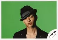 KAT TUN / Kiyoshi Tanaka / Horizontal ・ Bust up ・ Costume black ・ Cap ・ Background green / Official Official photo